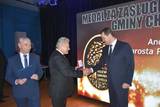 Wręczenie medalu dla starosty od burmistrza Chełmka