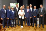 Na zdjęciu grupa samorządowców ziemi oświęcimskiej wraz z posłanką Dorotą Niedzielą