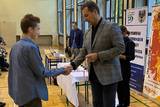Starosta gratuluje jednemu z szachistów.