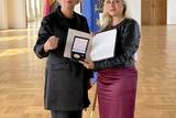 Na zdjęciu posłanka RP Dorota Niedziela i pani minister rządu Bawarii Melanie Huml z medalem.