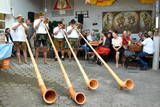 Mężczyźni grający na tubach