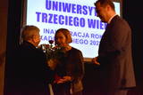 Starosta i członkini zarządu powiatu składają gratulacje koordynatorce Uniwersytetu Trzeciego WIeku.