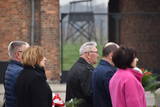 Uczestnicy uroczystości na tle byłego obozu Birkenau.
