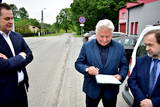 Burmistrz Chełmka podpisuje dokumenty umożliwiający rozpoczęcie remontu drogi
