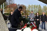 Kwiaty na płycie Grobu Nieznanego Żołnierza składa starosta. W tle delegacja Powiatu Oświęcimskiego.