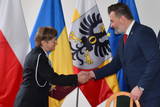 Prezes OSP w Przecieszynie odbiera gratulacje z rąk wicestarosty.