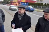 Jerzy Mieszczak z zarządu powiatu na tle jezdni przy ulicy Nideckiego w Oświęcimiu.