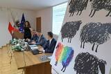 Artystka dziękuje za przyznaną przez starostę nagrodę za plakat.