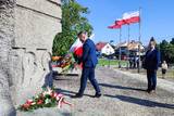 Wicestarosta Paweł Kobielusz składający kwiaty pod pomnikiem Nike w Rajsku