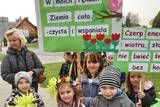 Dzieci z Osieka i naczelniczka wydziału środkowiska w starostwie podczas akcji w centrum Osieka.