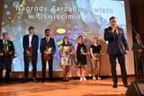 Przemawia wicestarosta, z tyłu stoją laureaci.
