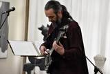 Na gitarze gra Marcin Boiński na koncercie pożegnalnym Leszka Szustera w Domu Spotkań.