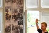 Nauczycielka Joanna Forma pokazuje na zdjęcie, które było pretekstemm do powstania wystawy.