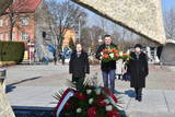 Delegacja powiatu z kwiatami przed Grobem Nieznanego Żołnierza