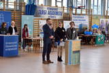 Wicestarosta przemawia do uczestników targów w Konarze