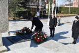 Wicestarosta składa kwiaty na płycie Grobu Nieznanego Żołnierza