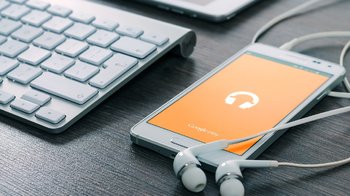Obraz główny aktualności o tytule Specjaliści ZUS zapraszają na dyżury telefoniczne i szkolenie on-line 