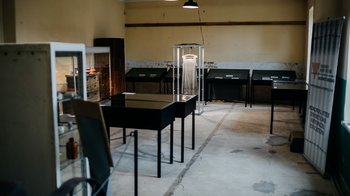 Obraz główny aktualności o tytule Namiastka kobiecości w obozowym piekle 