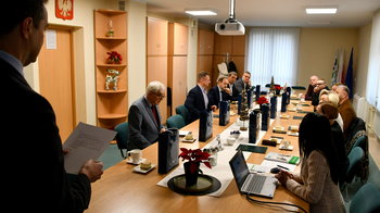Obraz główny aktualności o tytule Pierwsze posiedzenie Powiatowej Rady Rynku Pracy w nowej kadencji 
