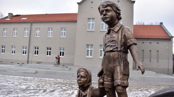 Obraz główny aktualności o tytule Wizyta władz Powiatu w nowej siedzibie Muzeum Pamięci Mieszkańców Ziemi Oświęcimskiej 