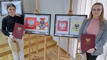 Obraz główny aktualności o tytule Uhonorowano laureatki konkursu na sztandar Powiatu Oświęcimskiego 