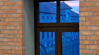Obraz główny aktualności o tytule Bezpłatne zwiedzanie Miejsca Pamięci Auschwitz dla polskich uczniów w ramach pobytów studyjnych 