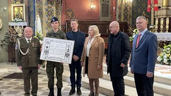 Obraz główny aktualności o tytule Postawa „Sosienek” wzorem dla uczniów klas mundurowych „Chemika” 