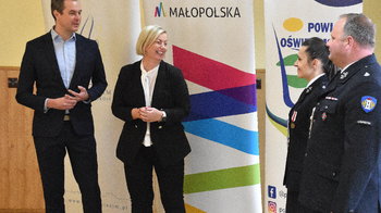 Obraz główny aktualności o tytule Strażacy z Oświęcimia podziękowali za pomoc w zakupie nowego pojazdu 