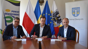 Obraz główny aktualności o tytule Samorządowcy Ziemi Oświęcimskiej sprzeciwiają się używaniu symbolu Auschwitz w walce politycznej 