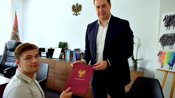 Obraz główny aktualności o tytule Gratulacje i nagroda od starosty dla utalentowanego pływaka 