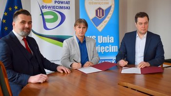 Obraz główny aktualności o tytule Powiat znów wsparł „biało-niebieskich”. Celem mistrzostwo Polski w hokeju 