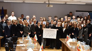 Obraz główny aktualności o tytule Uroczysta sesja Młodzieżowej Rady Powiatu w Oświęcimiu 