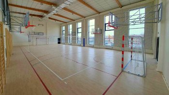 Obraz główny aktualności o tytule Sala gimnastyczna w SOSW już gotowa, pora na boisko zewnętrzne 