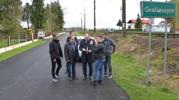 Obraz główny aktualności o tytule Komfortowy przejazd po odnowionych traktach powiatowych 