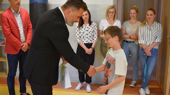 Obraz główny aktualności o tytule Życzenia i prezenty dla dzieci od władz Powiatu 