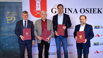 Obraz główny aktualności o tytule Kolejny odcinek drogi powiatowej w Osieku zostanie zmodernizowany 