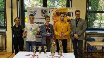 Obraz główny aktualności o tytule Powiatowi mistrzowie w królewskiej grze 