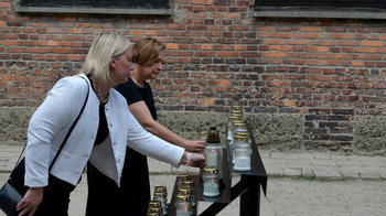 Obraz główny aktualności o tytule 85 lat temu niemieccy zbrodniarze włączyli tryby fabryki śmierci Auschwitz 