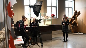 Obraz główny aktualności o tytule Uczniowie „Chemika” na planie filmowym 