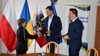 Obraz główny aktualności o tytule Powiat wsparł zakup pojazdu dla strażaków z Przecieszyna 