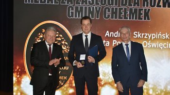 Obraz główny aktualności o tytule Starosta nagrodzony medalem „Za zasługi dla rozwoju Gminy Chełmek” 