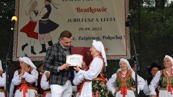 Obraz główny aktualności o tytule Gratulacje od władz Powiatu dla zespołu „Bratkowie” 