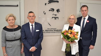 Obraz główny aktualności o tytule Odsłonięcie tablicy upamiętniającej śp. Marcina Niedzielę 