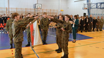 Obraz główny aktualności o tytule Ślubowanie kadetów w powiatowej „Szóstce” 