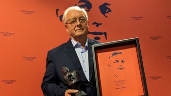 Obraz główny aktualności o tytule Wyraz szczególnego uhonorowania za pracę na rzecz Powiatu Oświęcimskiego (film) 