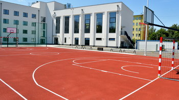 Obraz główny aktualności o tytule Powiat buduje i modernizuje szkolne obiekty sportowe 
