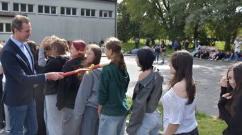 Obraz główny aktualności o tytule Smacznie, podniośle i z humorem. Piknik integracyjny w „Ekonomiku” 