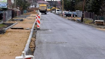 Obraz główny aktualności o tytule Ważna droga powiatowa w Bobrku w końcu doczekała się modernizacji 