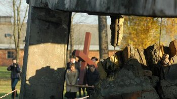 Obraz główny aktualności o tytule Droga Krzyżowa w intencji ofiar totalitaryzmów 