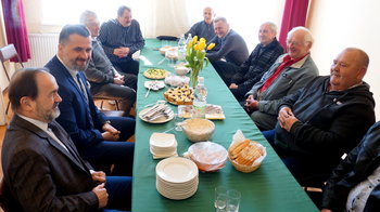 Obraz główny aktualności o tytule Z wizytą świąteczną w siedzibie Powiatowego Zrzeszenia LZS 